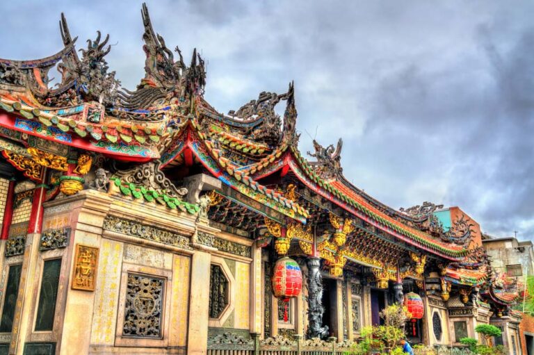 台北の龍山寺の外観。精巧な彫刻と色鮮やかな装飾が施された伝統的な建築が印象的な台湾の有名な寺院。
