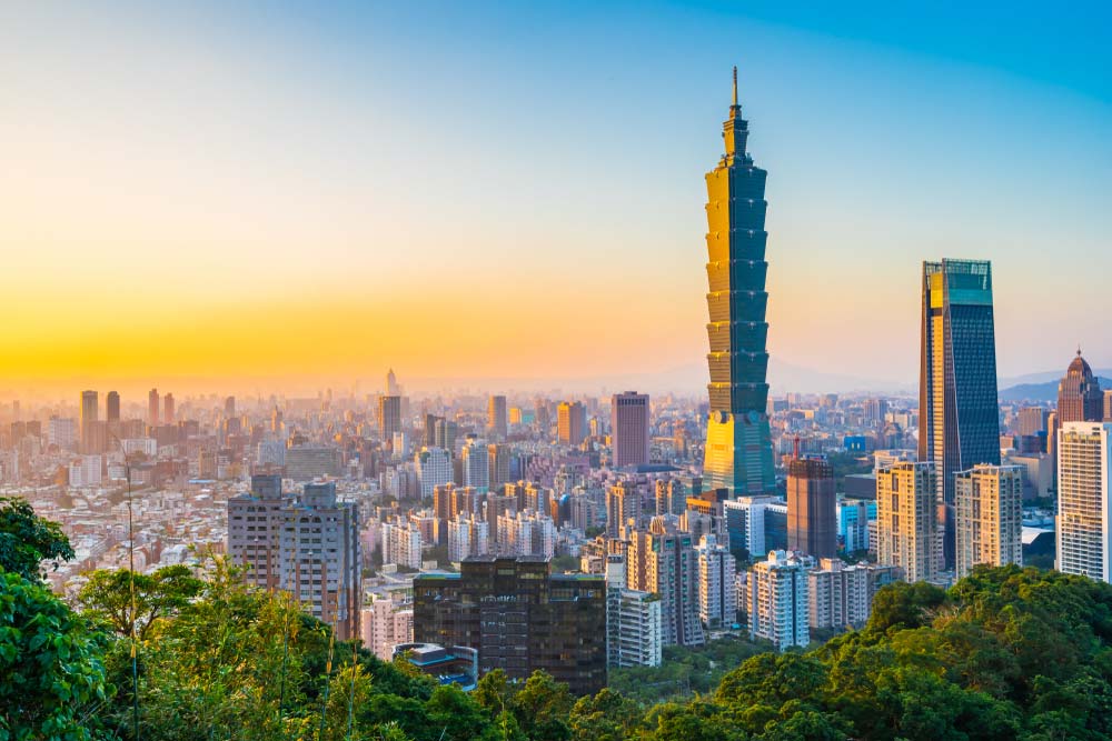 夕日を背景にそびえる台北101と高層ビル群、台北市街地を一望できる展望スポットからの風景