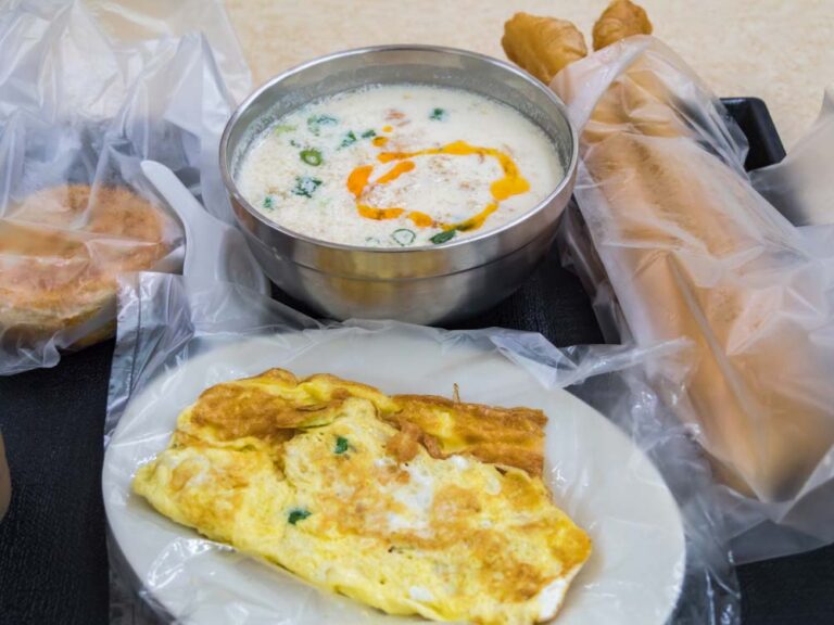 台湾の伝統的な朝食。温かい豆乳スープに油條（揚げパン）、卵焼きが添えられたセットで、地元の食堂で提供される素朴で人気の朝ごはん。