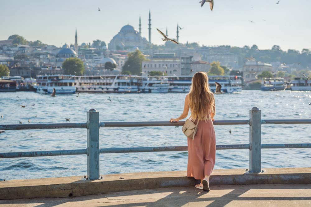 イスタンブールの海辺で景色を眺める女性一人旅の観光客。