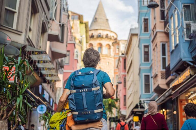 イスタンブールの人気観光地・ガラタ塔周辺を家族で歩く旅行者の後ろ姿