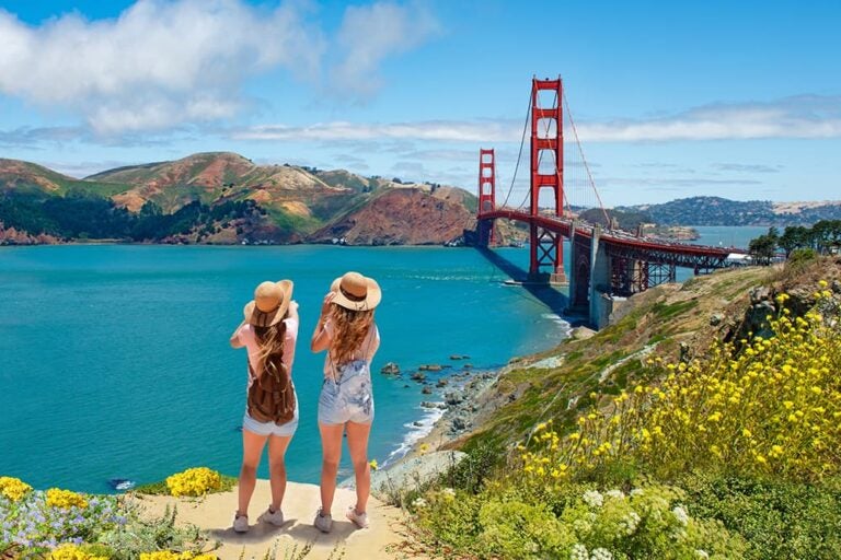 アメリカ旅行中にサンフランシスコのゴールデンゲートブリッジを眺める旅行者