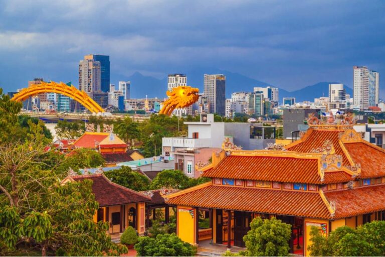 ダナン市街と有名なドラゴンブリッジ、伝統的な寺院の屋根が見える街並み