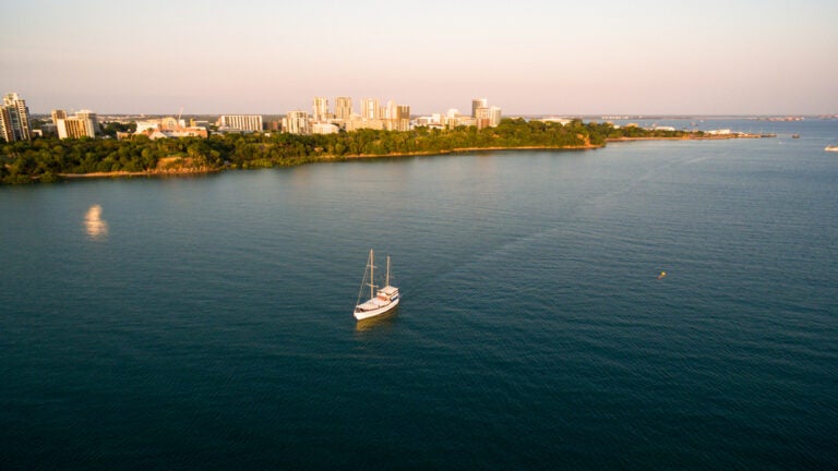 オーストラリア・ダーウィンの港と市街地のスカイライン