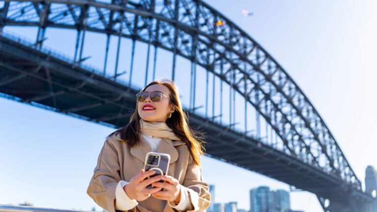 シドニーのハーバーブリッジを背景に観光を楽しむ旅行者。