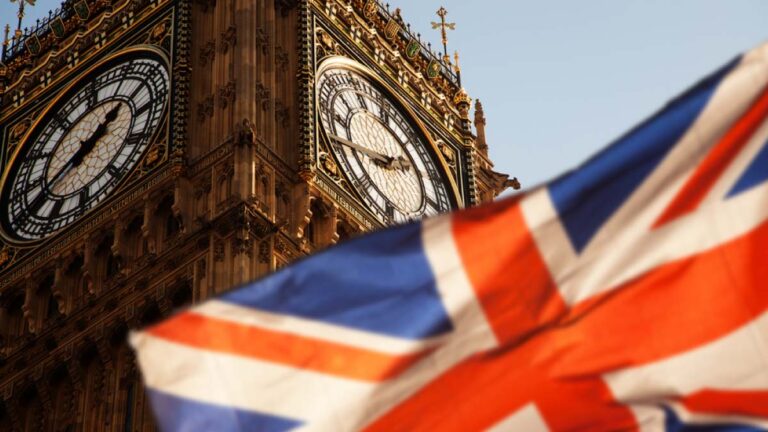 イギリスの国旗ユニオンジャックとビッグベンの時計台を写したロンドンの象徴的な風景。