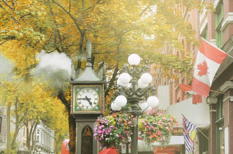 カナダ・バンクーバーのガスタウンにある蒸気時計とカナダ国旗