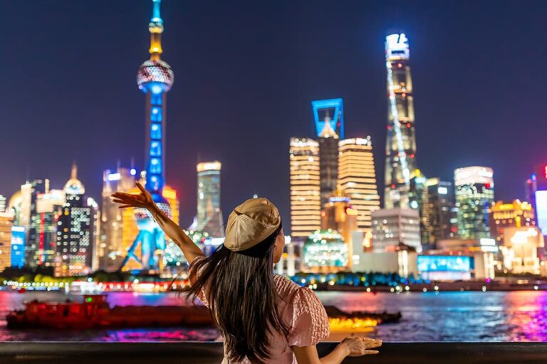 9月の海外旅行におすすめの上海で、外灘から浦東の高層ビル群と夜景を眺める旅行者の後ろ姿