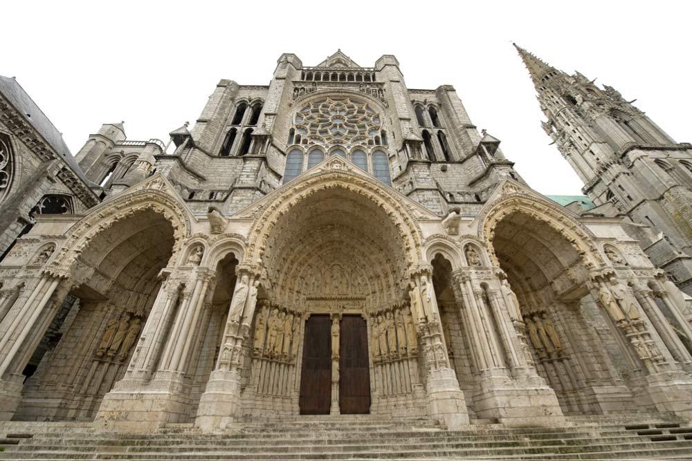 フランスの世界遺産シャルトル大聖堂の西側ファサードを見上げた写真。精緻な彫刻と荘厳な建築美が際立つ、ステンドグラスの名所として知られるカトリックの聖地。