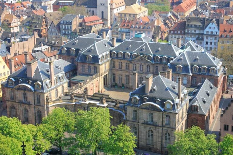 ストラスブールのロアン宮殿を上空から撮影した写真。