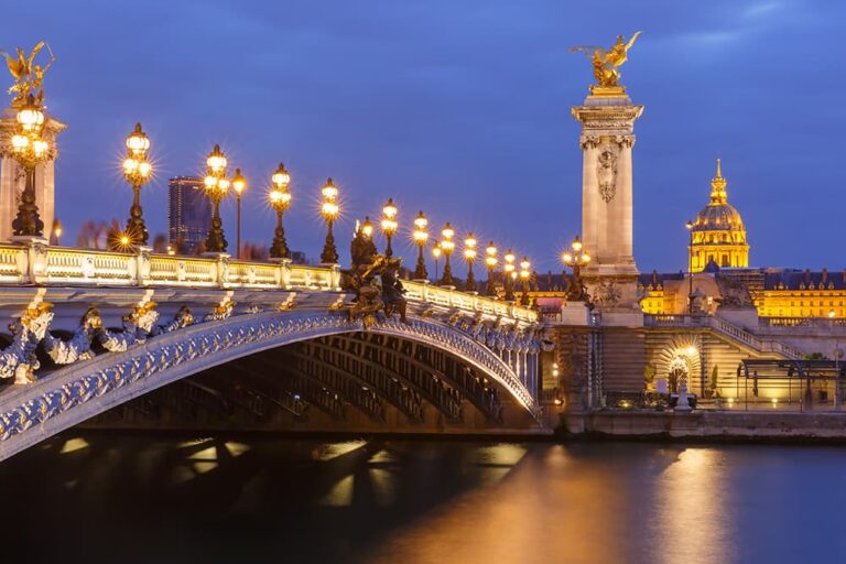 フランス・パリのアレクサンドル3世橋がライトアップされ、夜の街歩きやイルミネーションを楽しめる風景