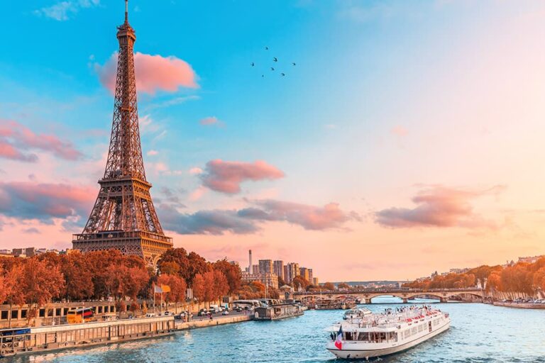 9月の海外旅行におすすめのパリで、セーヌ川沿いから夕暮れのエッフェル塔を望む風景