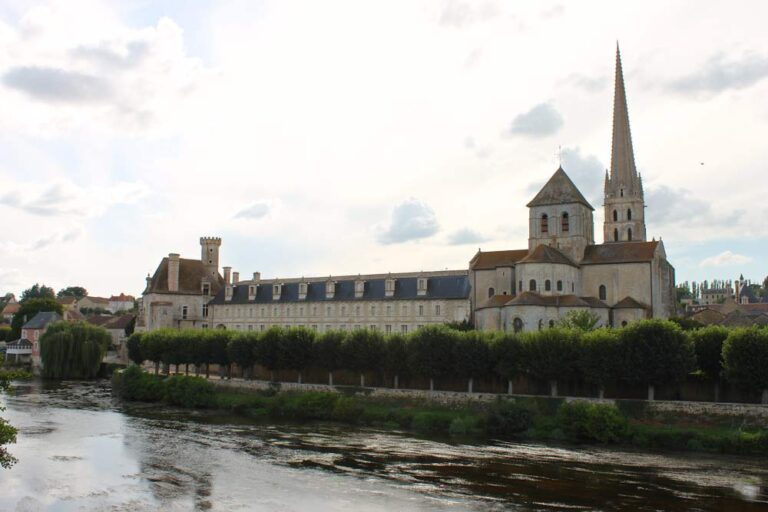 フランスのサン・サヴァン・シュル・ガルタンプにある修道院教会を川沿いから撮影した写真。ロマネスク様式の建築とフレスコ画で知られる世界遺産の静謐な景観。