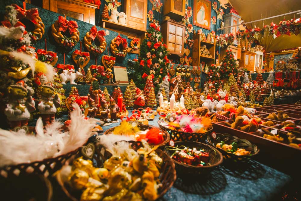 ストラスブールのクリスマスマーケットで販売される色とりどりの装飾品やオーナメントを紹介する写真