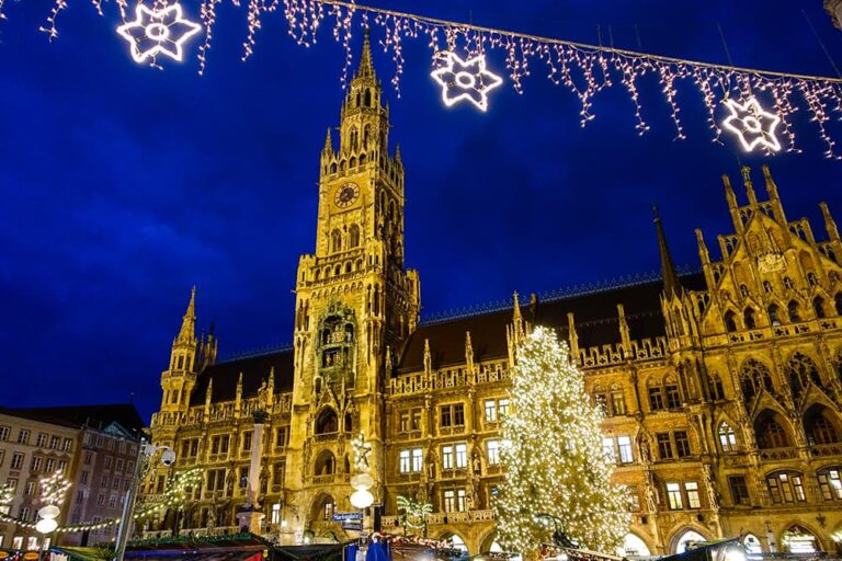 ドイツ・ミュンヘンのマリエン広場で、クリスマスツリーとイルミネーションに彩られた冬の街並み