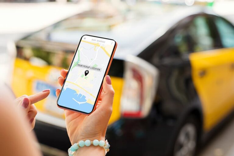 海外旅行中にスマホで地図や配車アプリを確認する様子。10月の海外旅行で通信手段を出発前に準備するイメージ
