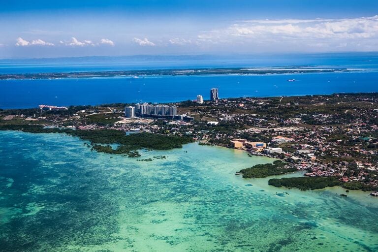 9月の海外旅行におすすめのセブ島で、青い海とリゾートホテルが広がる海岸線を望む風景