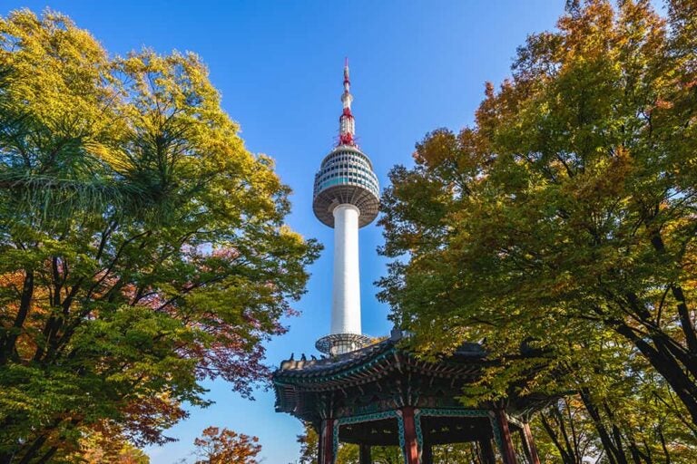 紅葉に囲まれたソウルのNソウルタワーを見上げる、10月の韓国旅行におすすめの秋景色