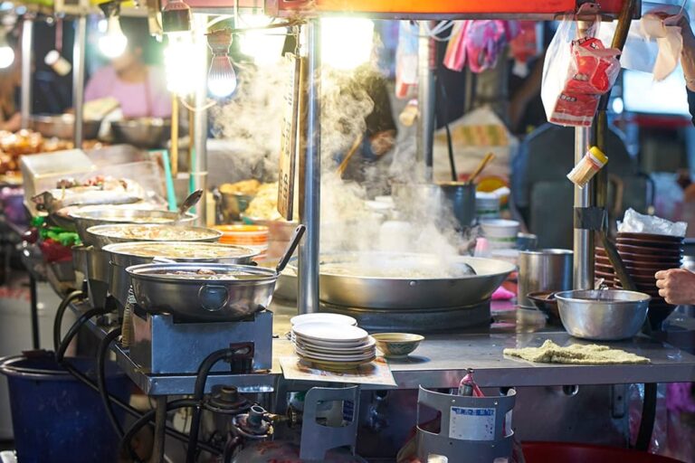 台湾・台北の夜市で湯気の立つ屋台料理が並び、3泊4日の街歩きでグルメを楽しめる様子