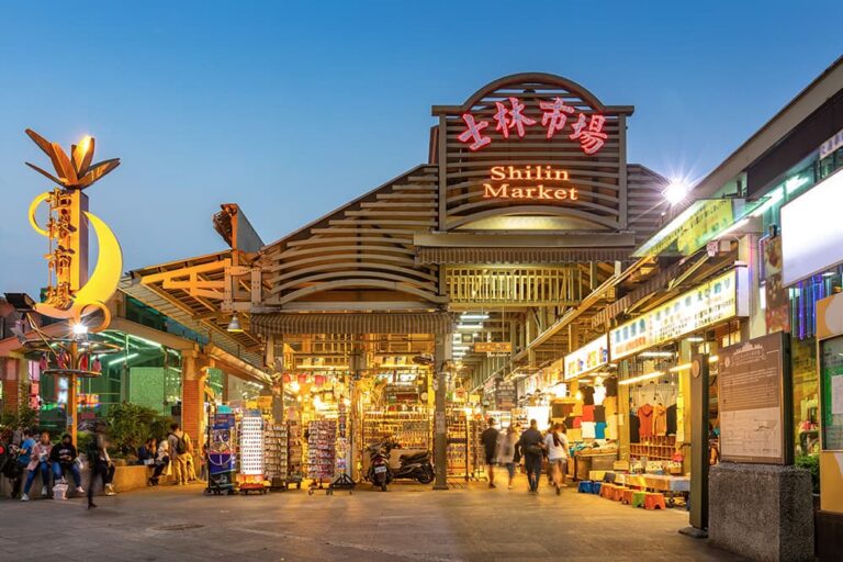 台湾・台北の士林夜市に明かりが灯り、11月の連休でも短期旅行で街歩きとグルメを楽しめる風景