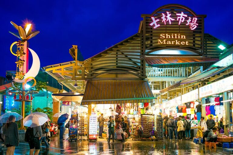 9月の海外旅行におすすめの台北で、士林夜市の入口と屋台街のにぎわいを写した夜の風景