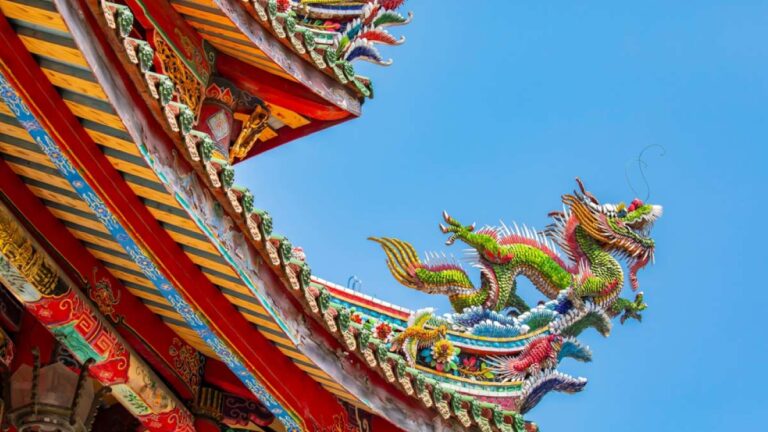 台湾の寺院屋根に施された色鮮やかな龍の装飾と青空