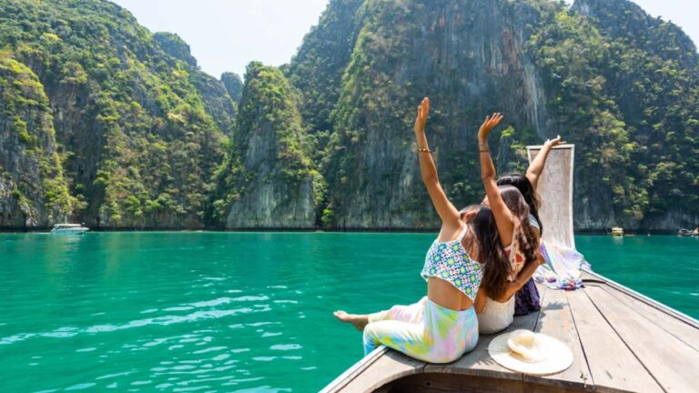 ピピ諸島のエメラルドグリーンの海をボートで進む女性たちの後ろ姿