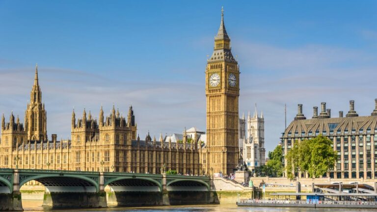 ロンドンのテムズ川沿いに建つビッグ・ベンと英国国会議事堂を一望する写真。初めてのイギリス観光に欠かせない定番スポットとして人気。
