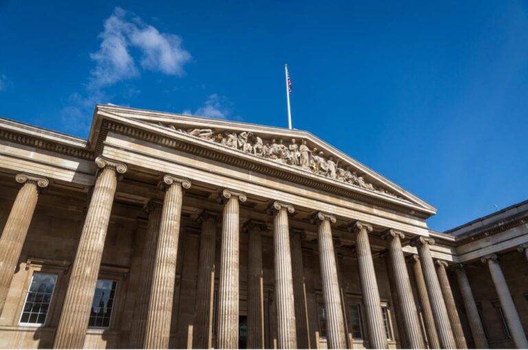 ロンドン観光の定番、大英博物館の荘厳な正面ファサードを写した写真。無料で入館できる世界最大級の博物館として人気。