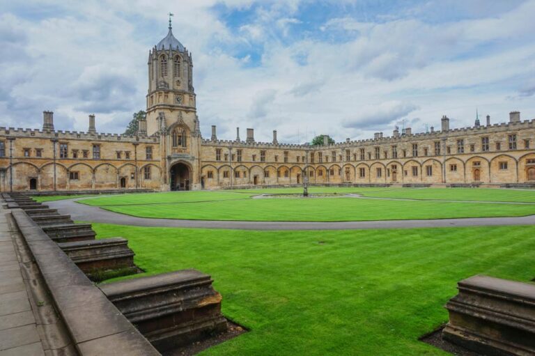 オックスフォードのクライストチャーチ・カレッジ中庭を望む風景。ハリーポッターのロケ地としても有名な歴史ある学寮