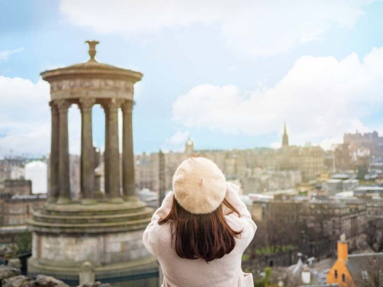 イギリス・エディンバラのカルルトンヒルにあるダグラス・スチュワート記念碑を眺めるベレー帽を被った女性の後ろ姿