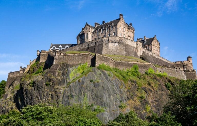 エディンバラ観光のハイライト、岩山の上に建つエディンバラ城の堂々とした外観
