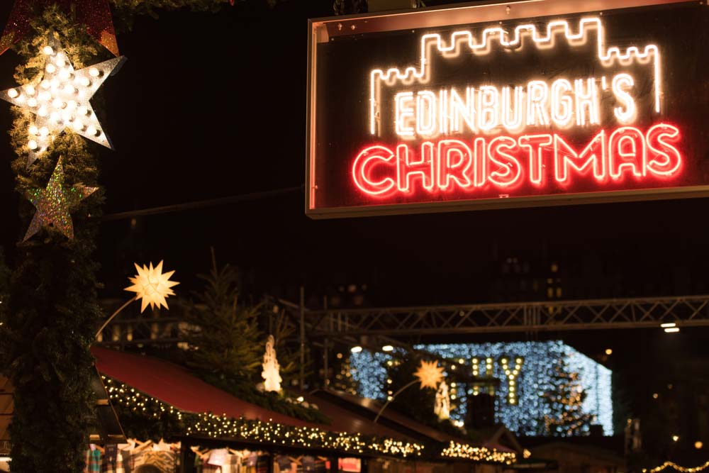 イギリス・エディンバラのクリスマスマーケットの夜景と明るく輝くイルミネーション