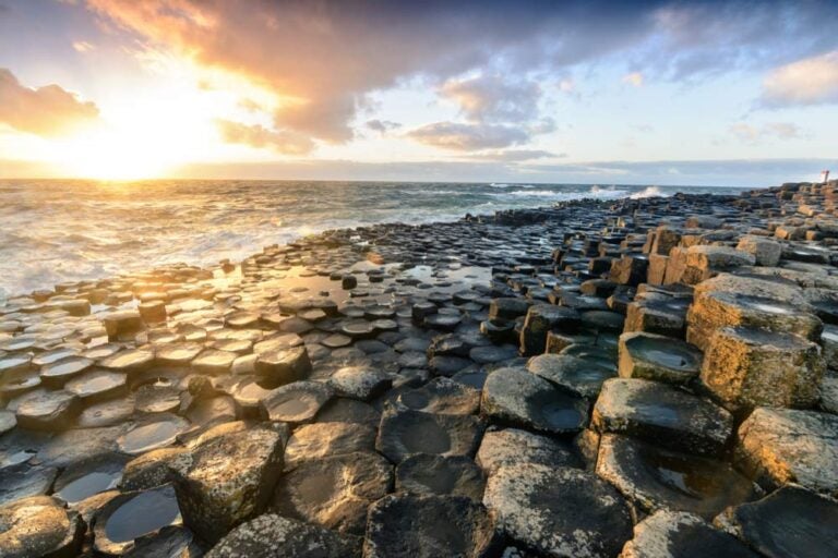 夕日を浴びるジャイアンツ・コーズウェーの六角形の岩柱群を捉えた写真