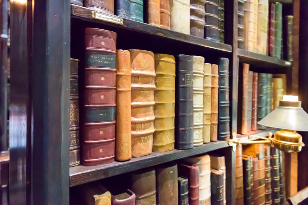 ワーナーブラザース・スタジオツアーの見どころの一つ、魔法の図書館セットに並ぶ重厚な古書。ハリーポッターの世界観をリアルに体感できる展示の一例。