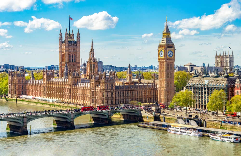 イギリス・ロンドンのビッグベンと国会議事堂、ウェストミンスター橋の景観
