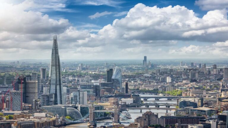 ロンドンの高層ビル群とテムズ川を望むパノラマビュー。左にはシャード、手前にはタワーブリッジが見える。