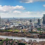 テムズ川越しに広がるロンドンの都市風景。ザ・シャードやシティの高層ビル群が並ぶ近代的なスカイラインが印象的。