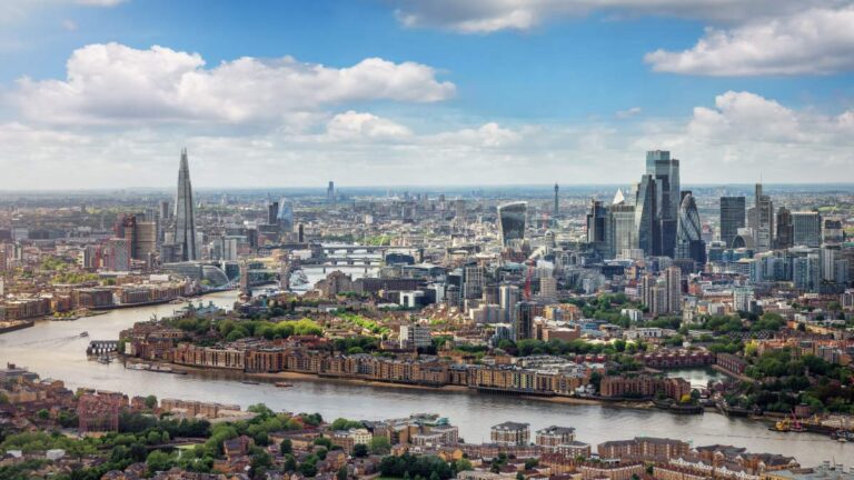 テムズ川越しに広がるロンドンの都市風景。ザ・シャードやシティの高層ビル群が並ぶ近代的なスカイラインが印象的。