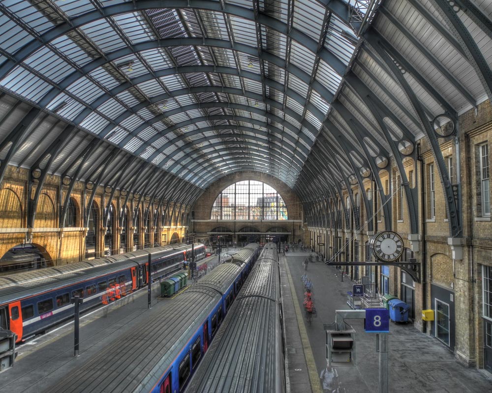 イギリス・ロンドンのキングス・クロス駅構内とプラットフォーム