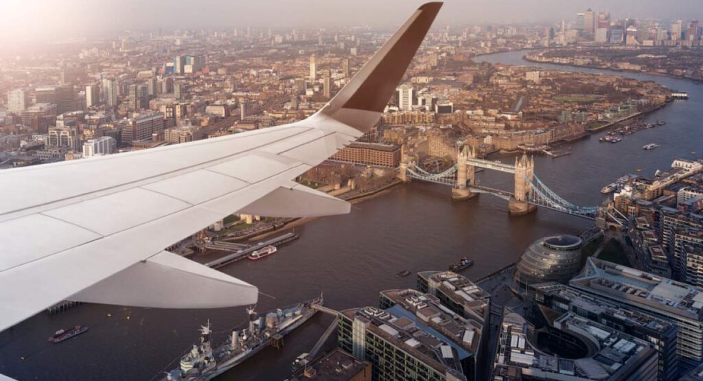 ロンドン上空を飛行中の飛行機の窓から見たタワーブリッジの風景。