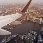 ロンドン上空を飛行中の飛行機の窓から見たタワーブリッジの風景。