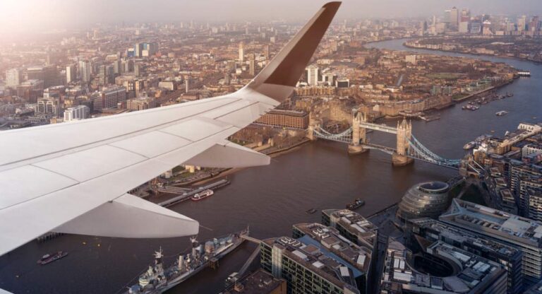 ロンドン上空を飛行中の飛行機の窓から見たタワーブリッジの風景。