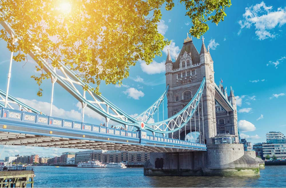 夏の青空と強い日差しの下にそびえるロンドンのタワーブリッジの写真。乾燥しやすく日差しが強いロンドンの夏の気候を象徴する風景。
