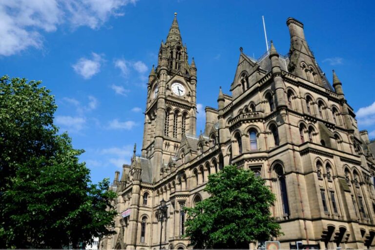 マンチェスターを象徴する歴史的建造物「マンチェスター・タウン・ホール」を紹介する写真
