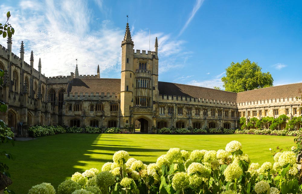 イギリス・オックスフォード大学マグダレン・カレッジの中庭と歴史的建物