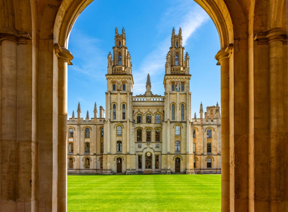 イギリス・オックスフォード大学のオールソウルズ・カレッジの中庭と建物
