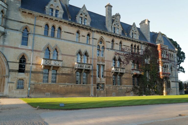 オックスフォード大学自然史博物館の外観。ネオゴシック様式の建物が印象的な、家族で訪れやすい人気の無料博物館スポット