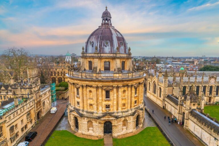 上空から撮影されたラドクリフ・カメラの全景。オックスフォード観光で人気の、美しい円形図書館の建築美が際立つ一枚