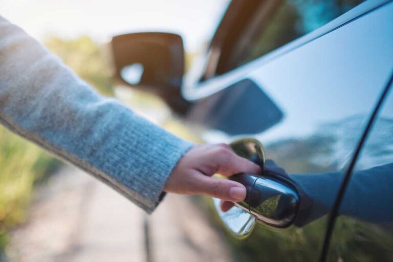車のドアを開ける手元の写真
